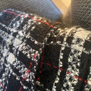 Really nice barely used Vera Bradley purse. Has 2 small pockets in the corners